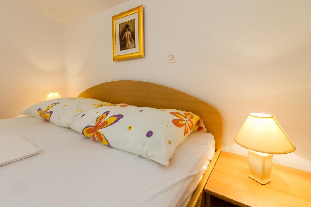 Apartments Vukelic Klenovica Room photo